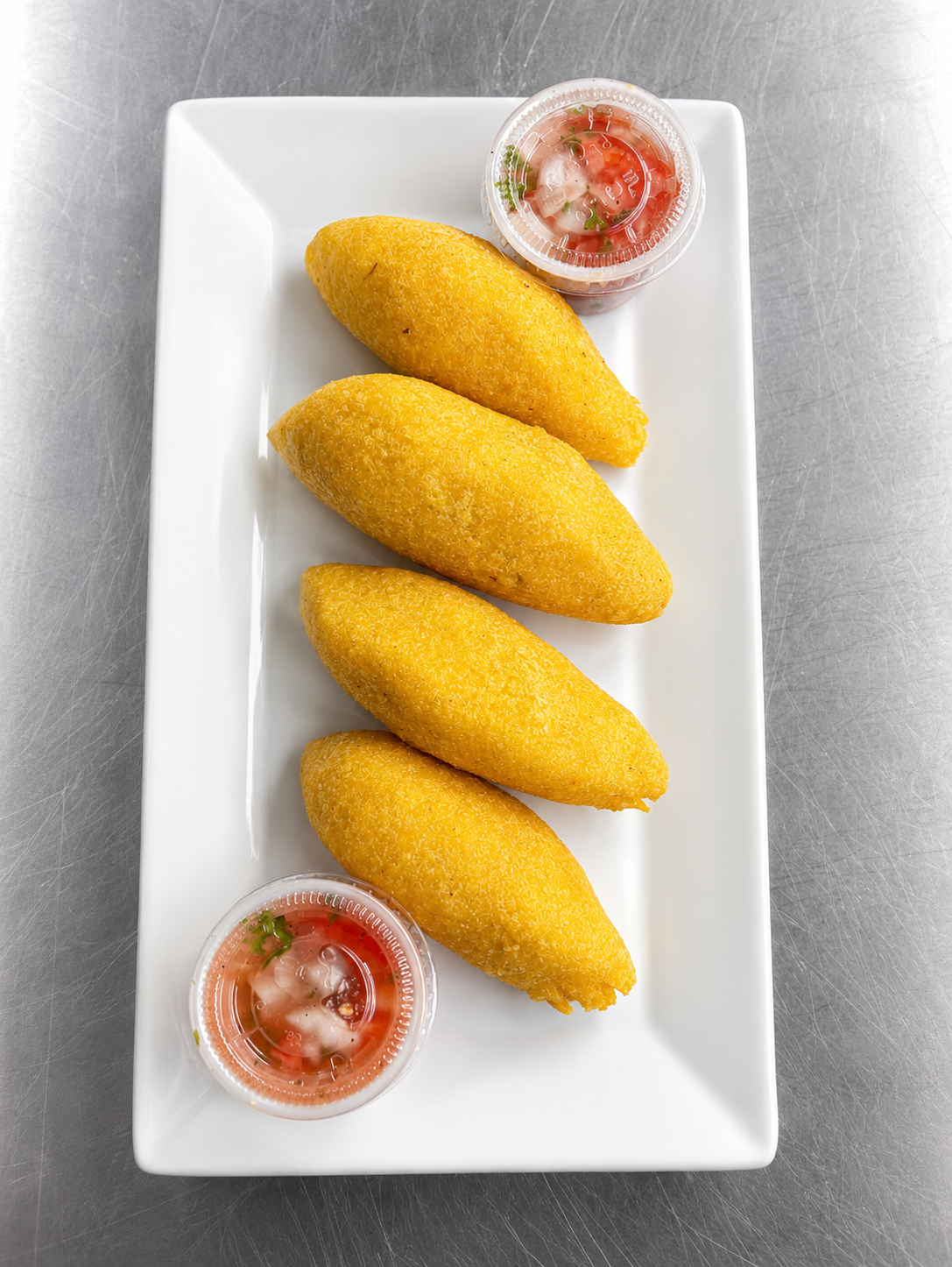 Empanadas de maíz doradas con salsa de la casa