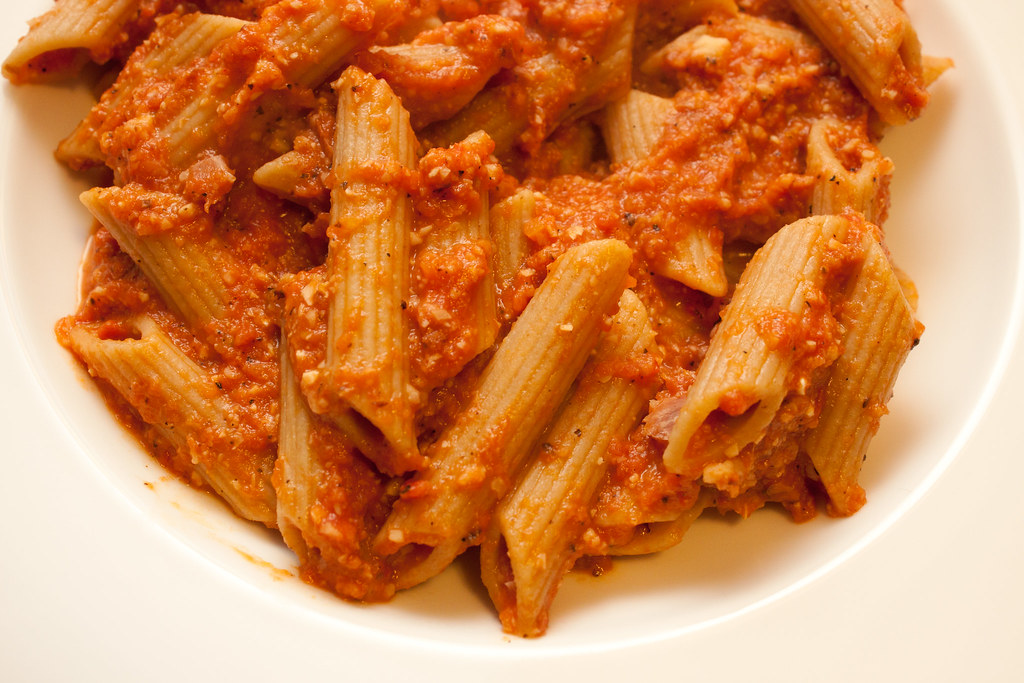 Plato de penne en salsa vodka cremosa