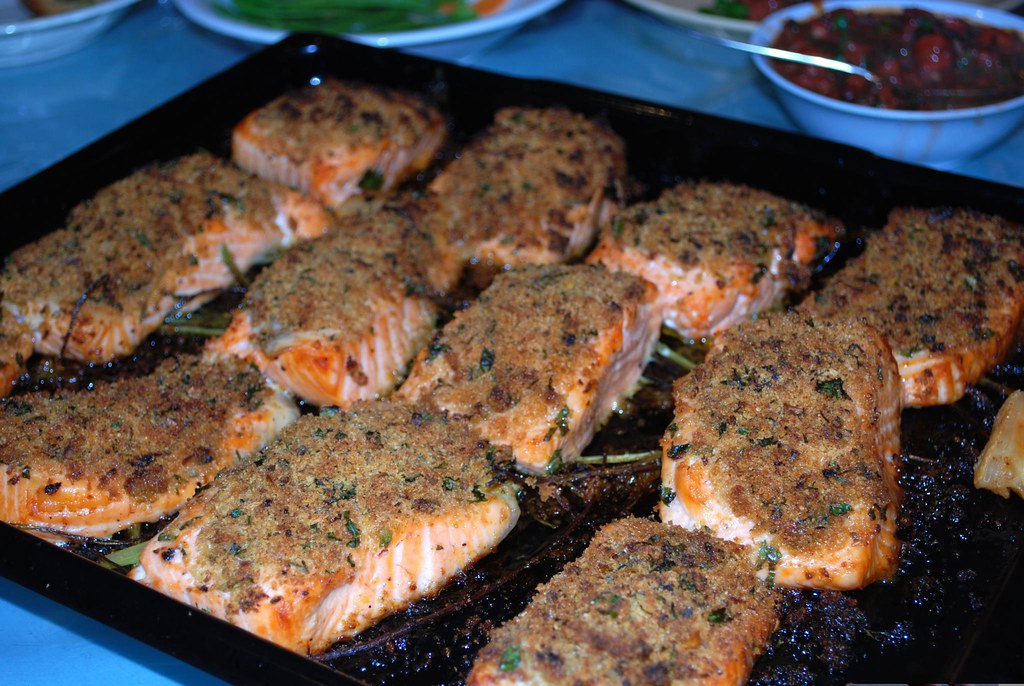 Bandeja de filetes de salmón al horno con hierbas