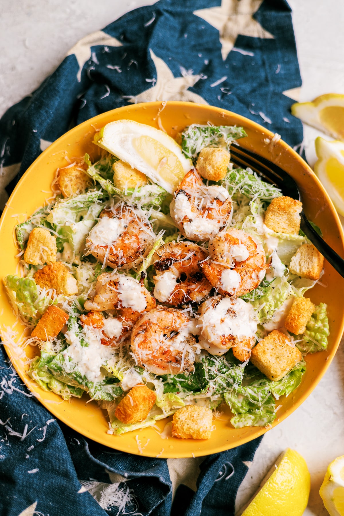 Ensalada César con camarones a la parrilla, crutones y queso parmesano