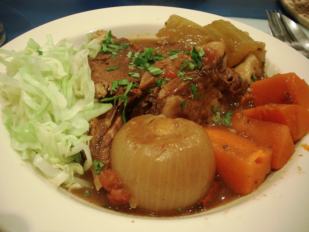 Plato de carne guisada con zanahoria, cebolla y repollo