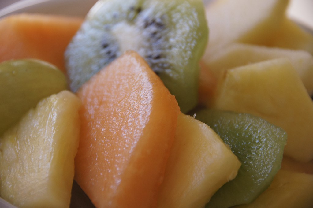Ensalada de fruta fresca con melón, kiwi y piña